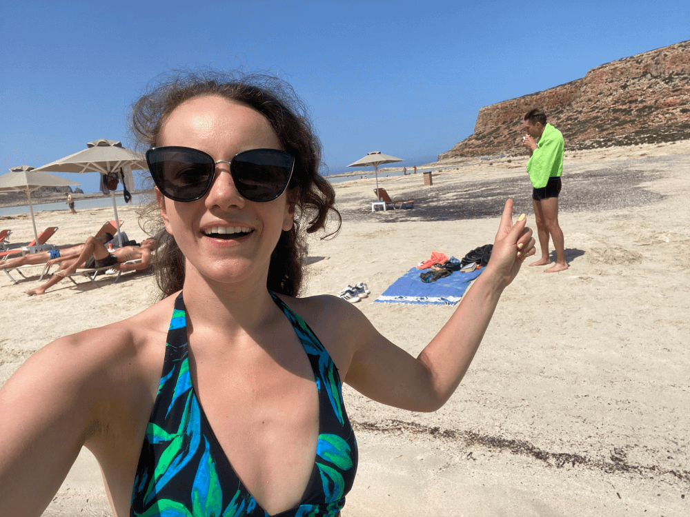 Szczęśliwa para na plaży na Balos