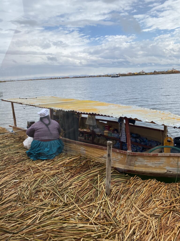 Zakupy na wyspie Uros - Jezioro Titicaca Peru
