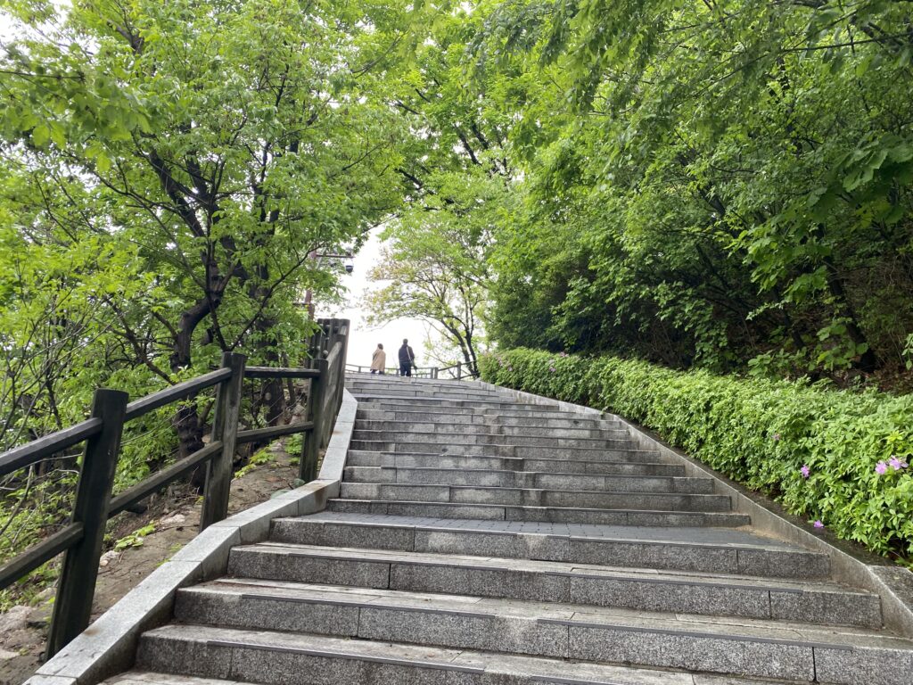 Wejście po schodach na wieżę Namsan