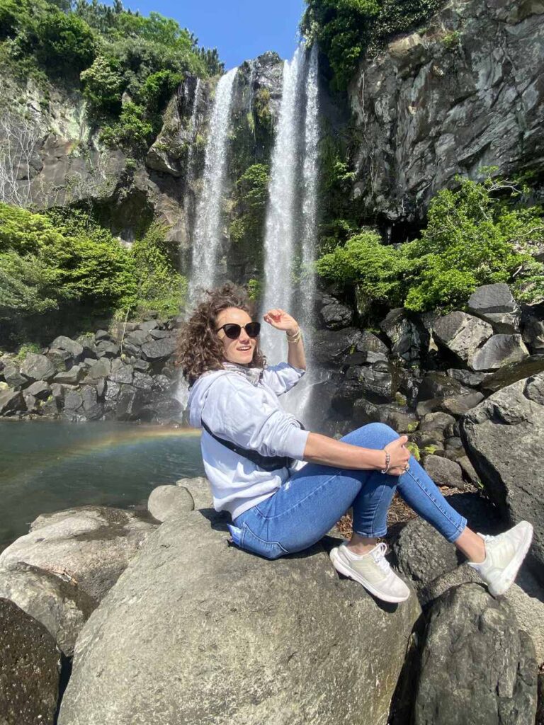 Jeju Island wodospad tęcza Jeongbang Waterfall