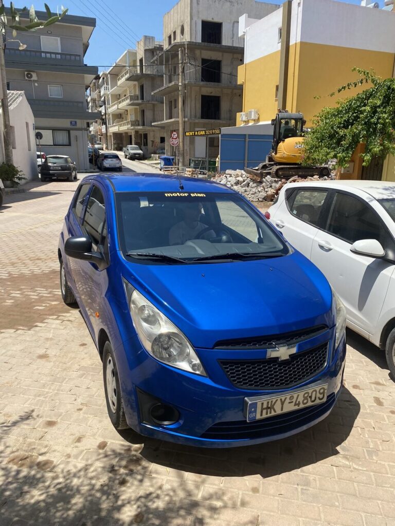 samochód niebieski Chevrolet Spark Chania wypożyczalnia Kreta