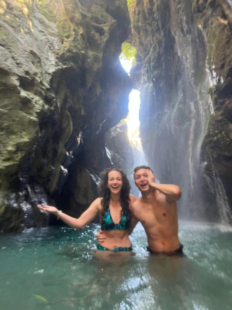 Szczęśliwa para przy wodospadzie Kourtaliotiko Gorge KRETA