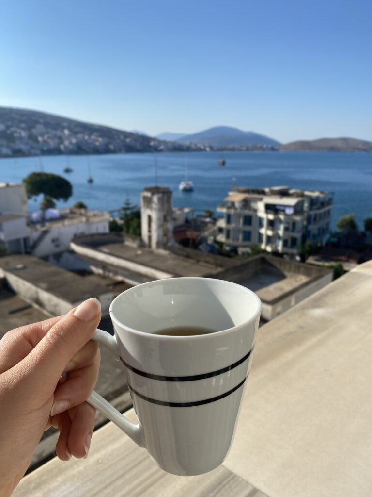 Sarande Albania, widok z balkonu z kubkiem herbaty na morze