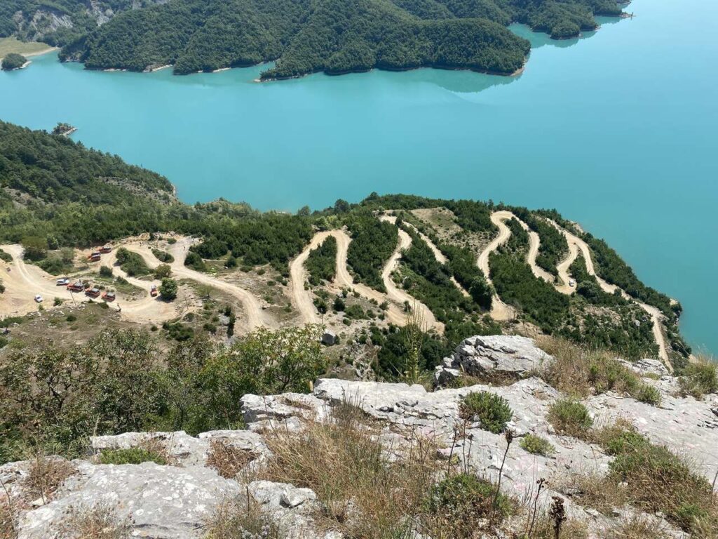 Droga w Albanii, Bovilla Lake, wielkie serpentyny na drodze nad jeziorem