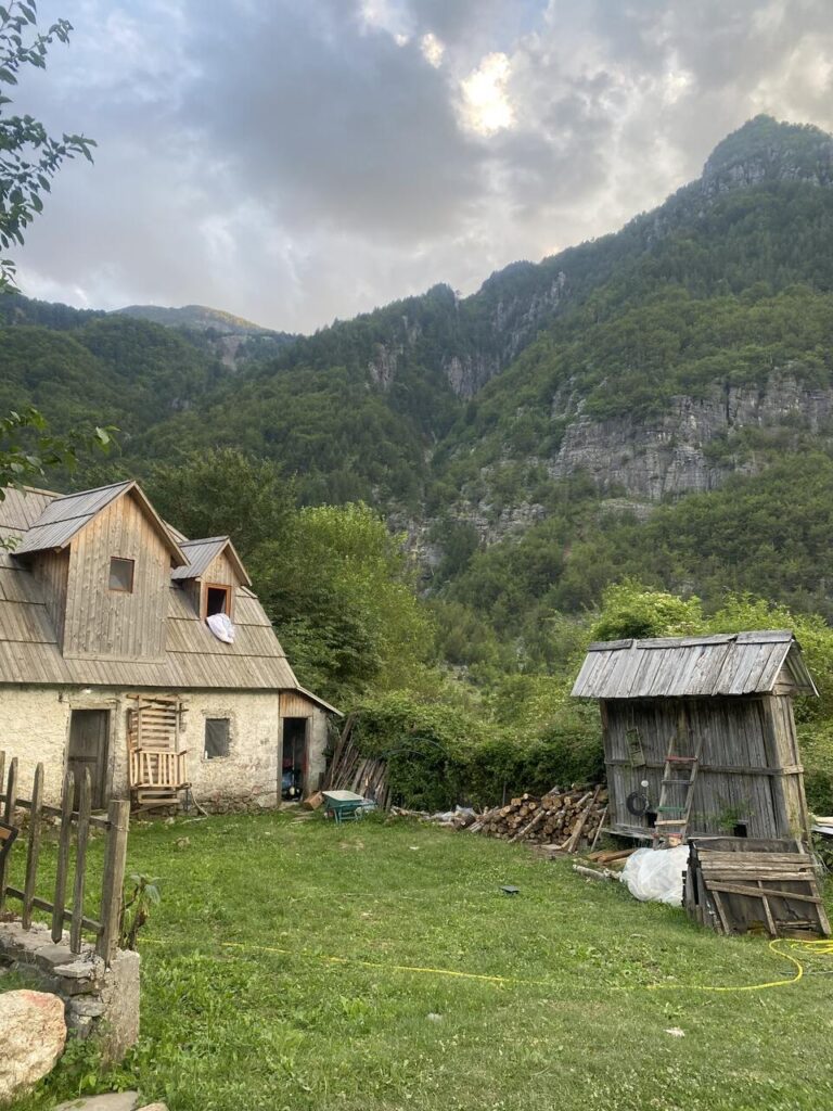 domek na tle gór Theth Albania