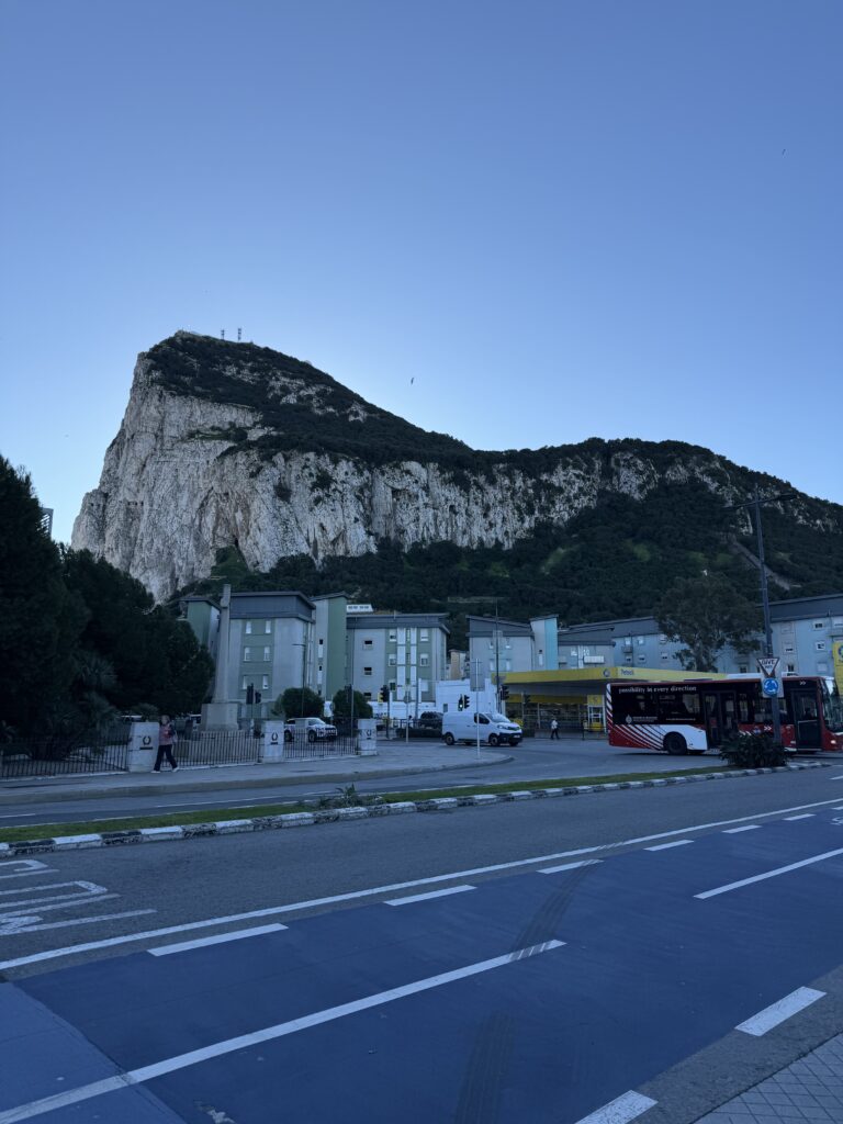 Skała Gibraltarska po kontroli paszportowej, Gibraltar