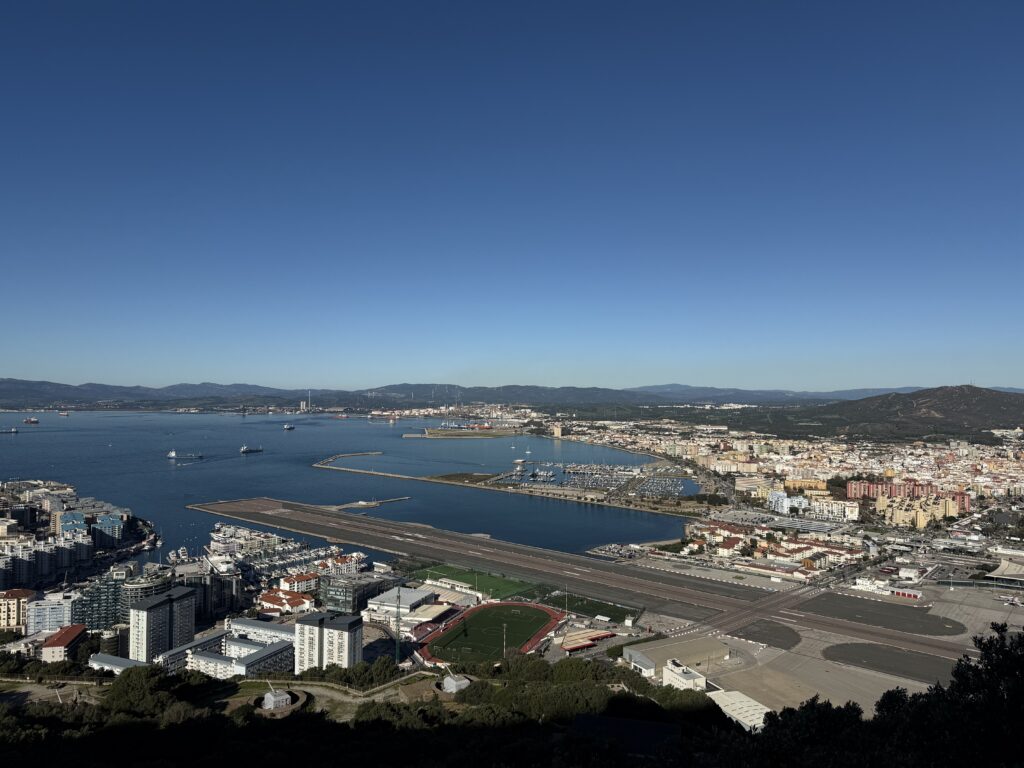 Widok na kawałek Gibraltaru i Hiszpanię ze Skały Gibraltarskiej