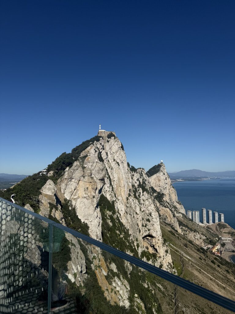 Skała Gibraltarska na tle morza Śródziemnego